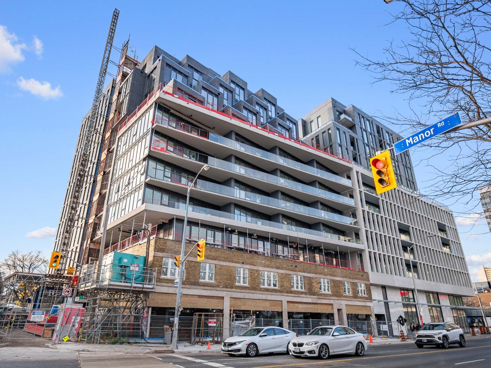 8 Manor Road W 711