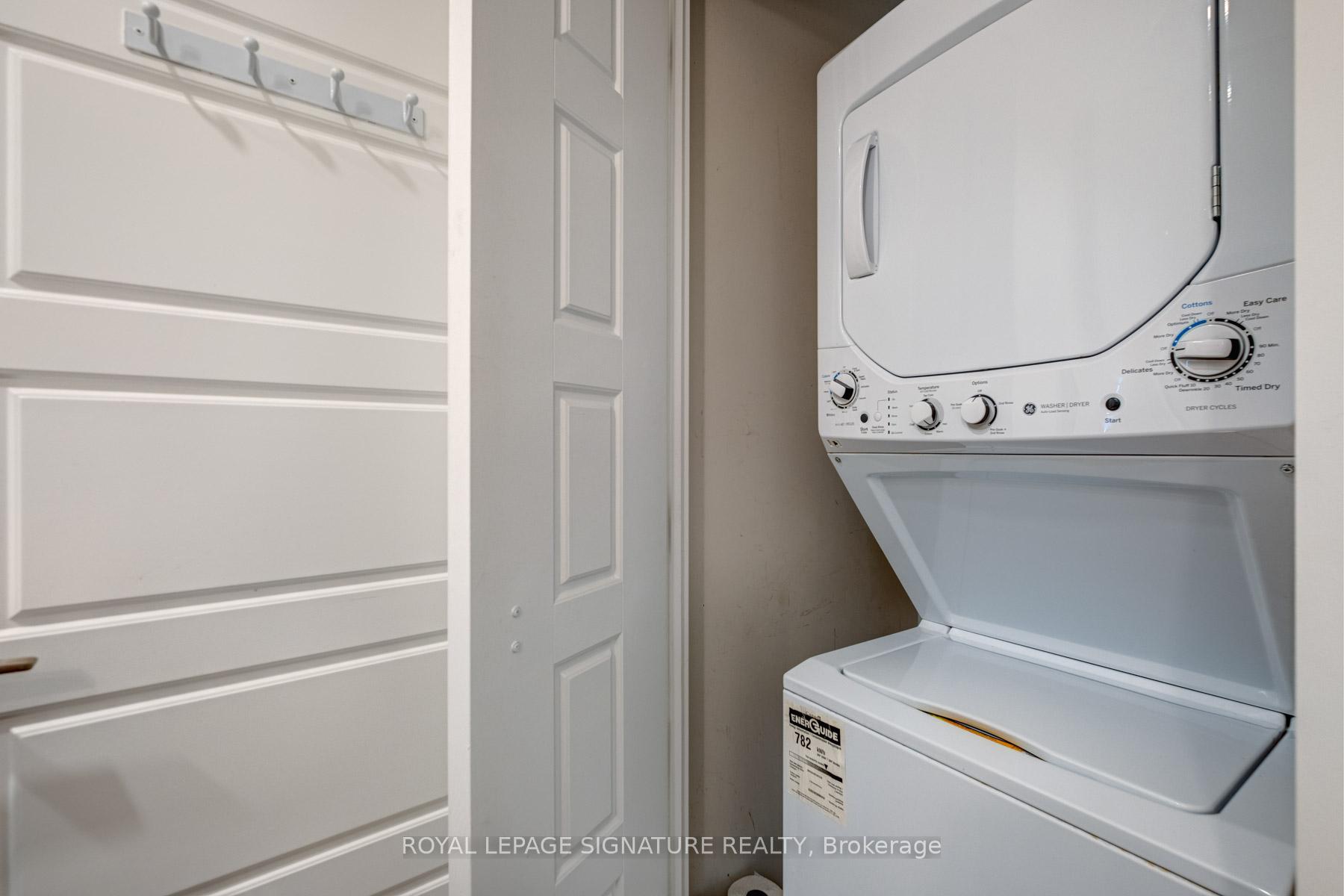 2 Bedrooms Condo at 28 Linden, Toronto For sale