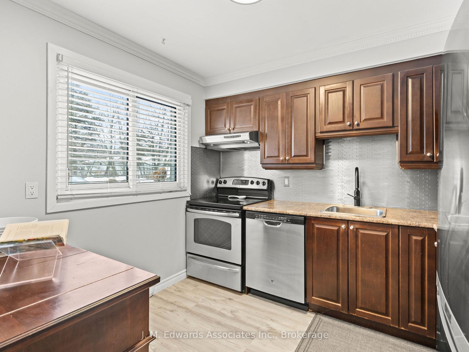 3 Bedrooms Condo at 61 Sarah,  Oakville For sale