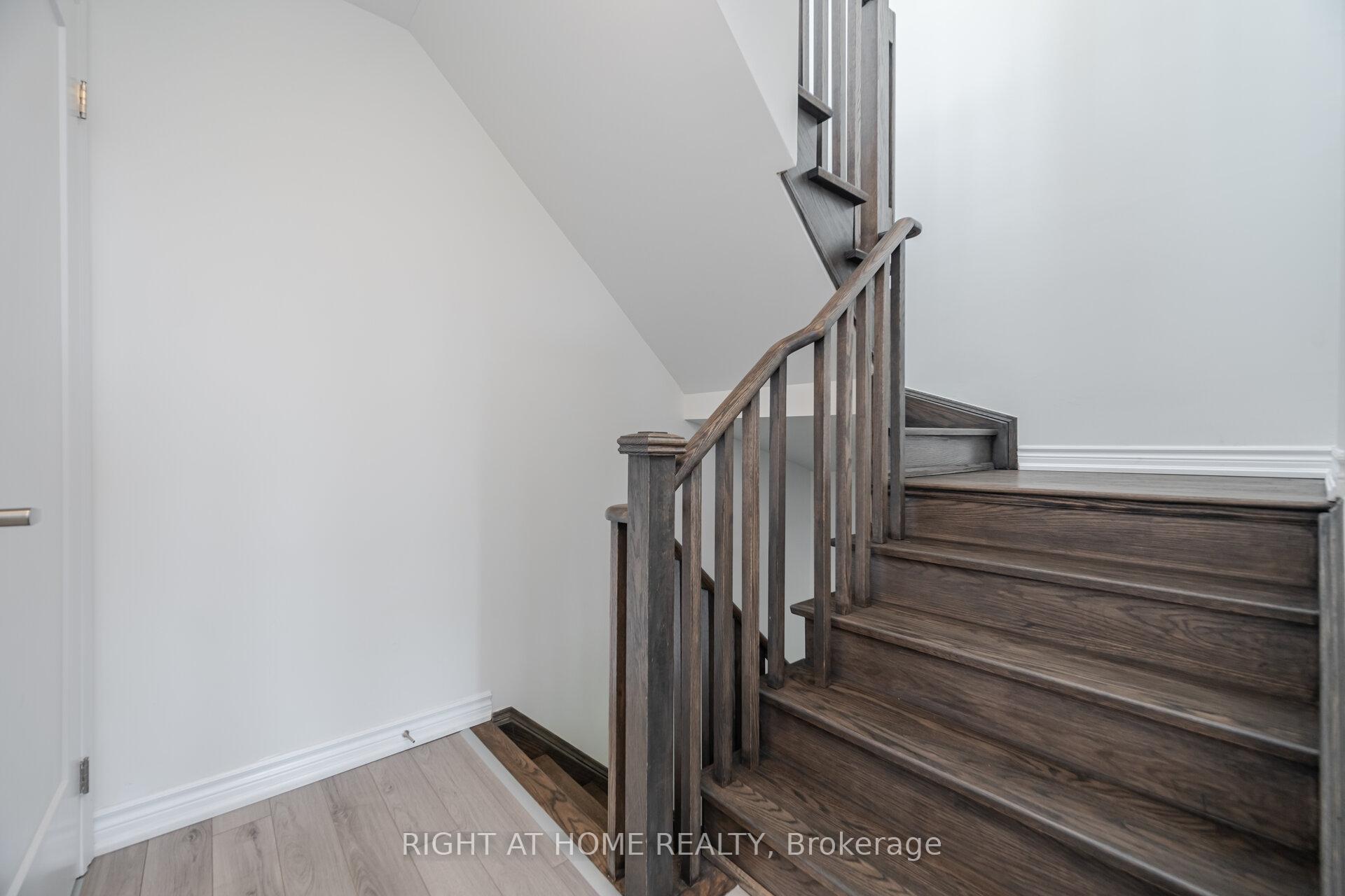 2 Bedrooms Condo at 349 Wheat Boom, Oakville For sale