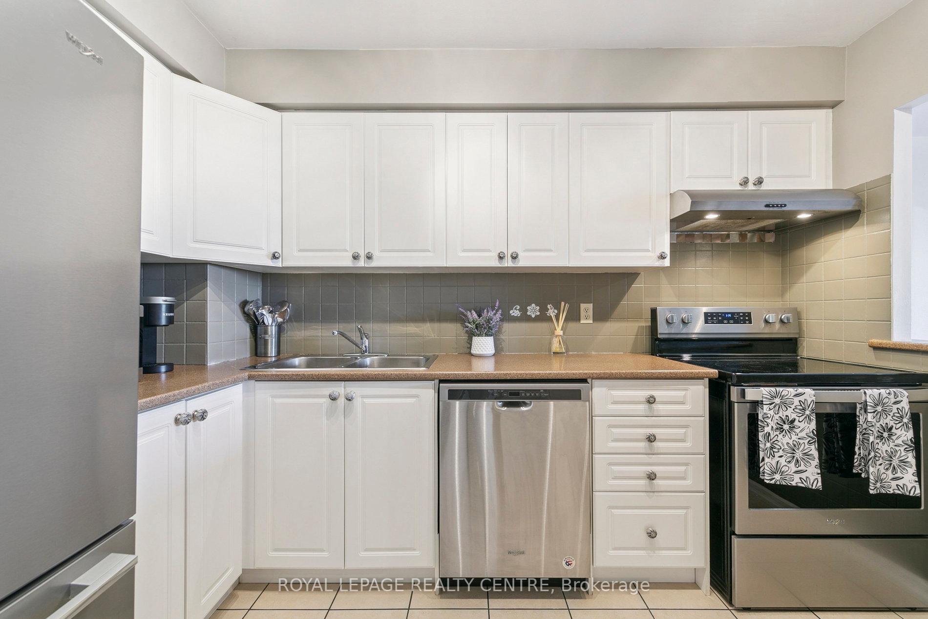 3 Bedrooms Condo at 1110 Walden, Mississauga For sale