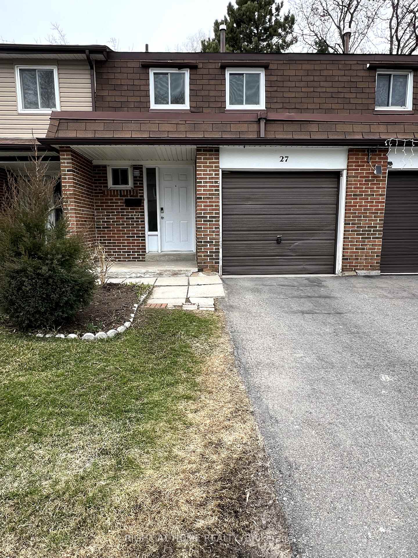 3 Bedrooms Condo at 3025 Cedarglen,  Mississauga For sale