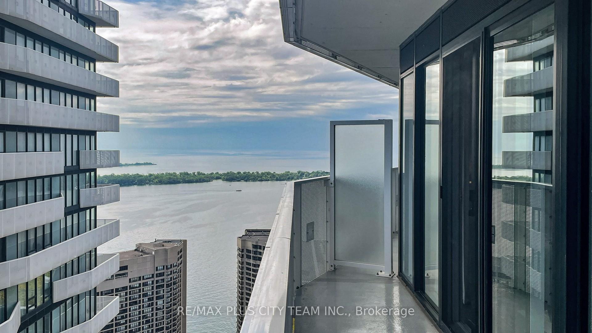 2 Bedrooms Condo at 100 Harbour, Toronto For sale
