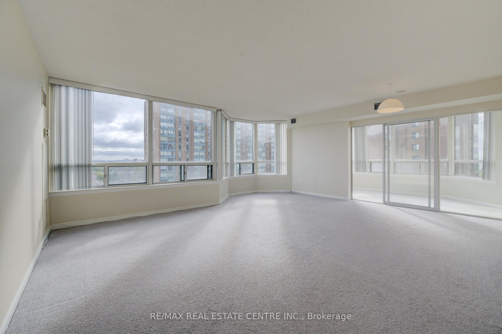 2 Bedrooms Condo at 135 Hillcrest, Mississauga For sale