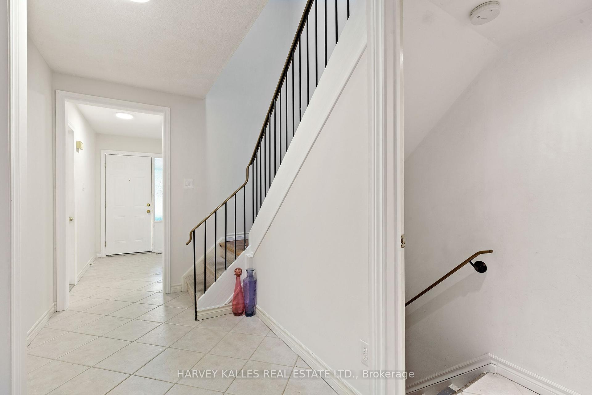 3 Bedrooms Condo at 2020 South Millway, Mississauga For sale