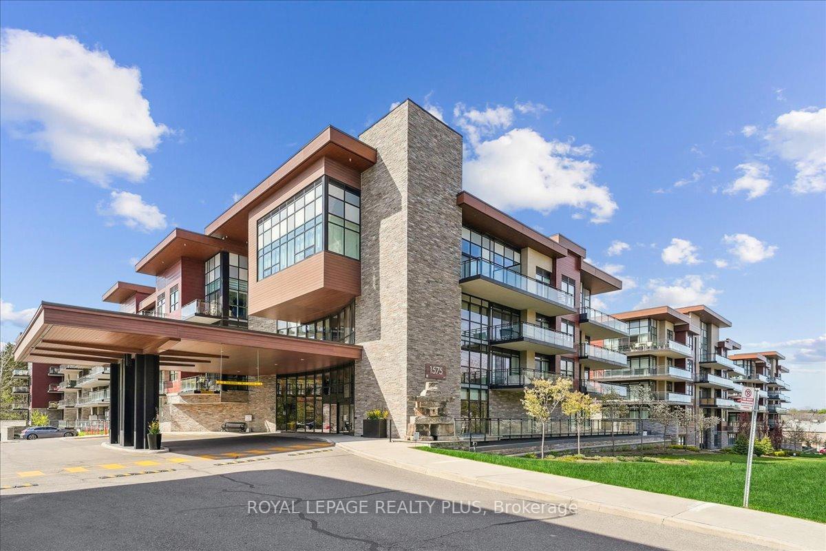 3 Bedrooms Condo at 1575 Lakeshore, Mississauga For sale