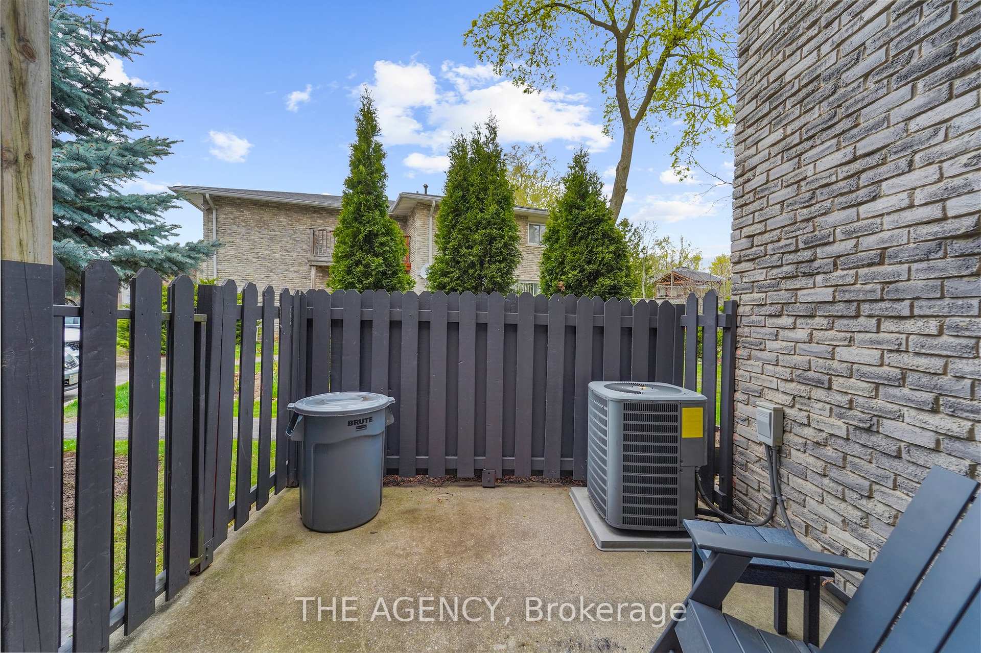 3 Bedrooms Condo at 965 Francis, Burlington For sale