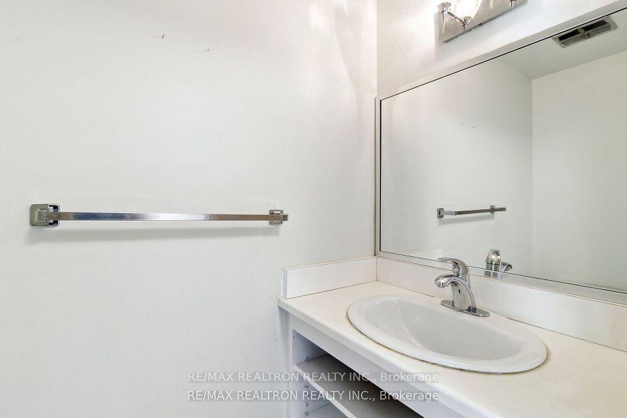 3 Bedrooms Condo at 44 Chester Le, Toronto For sale