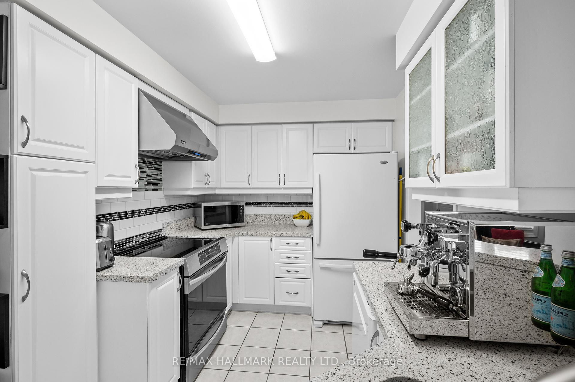3 Bedrooms Condo at 5950 Glen Erin,  Mississauga For sale