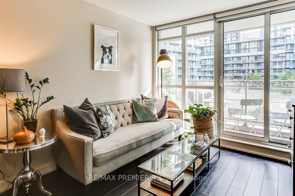 2 Bedrooms Condo at 10 Capreol, Toronto For sale