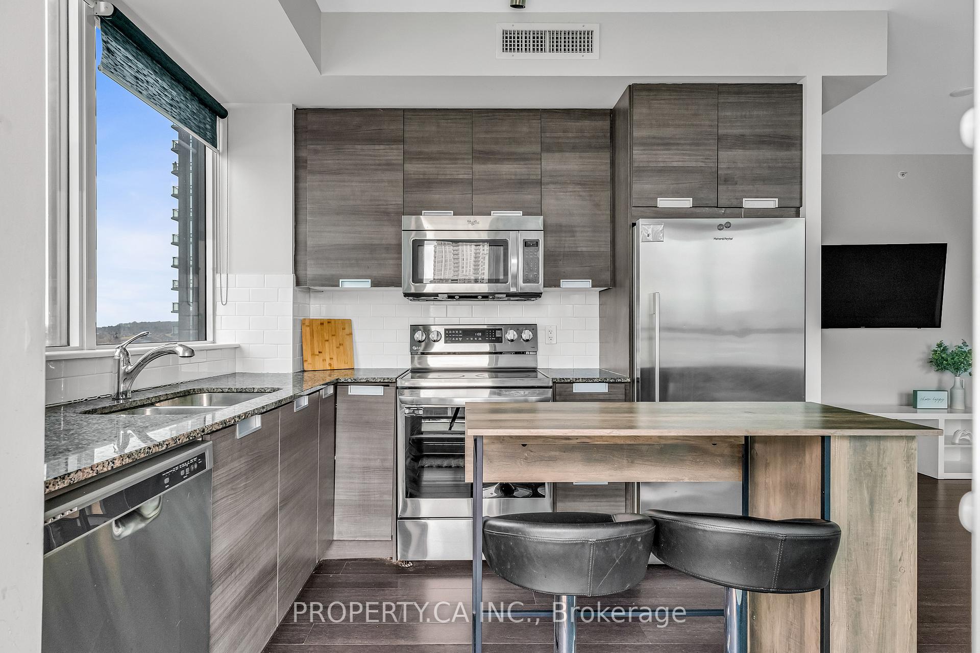 2 Bedrooms Condo at 55 Eglinton, Mississauga For sale