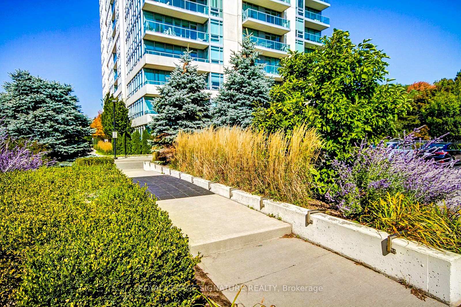 3 Bedrooms Condo at 1055 Southdown, Mississauga For sale