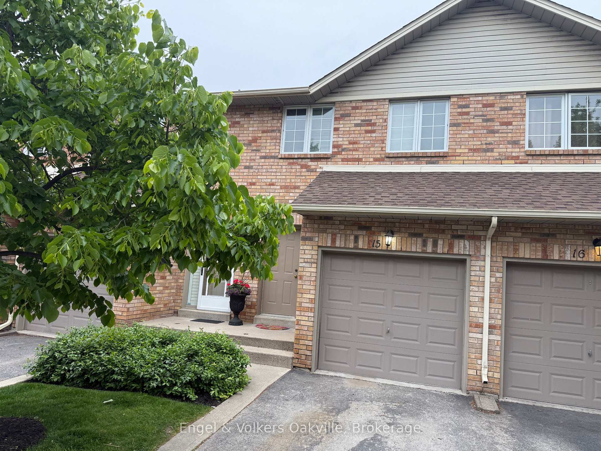 3 Bedrooms Condo at 2015 Cleaver, Burlington For sale