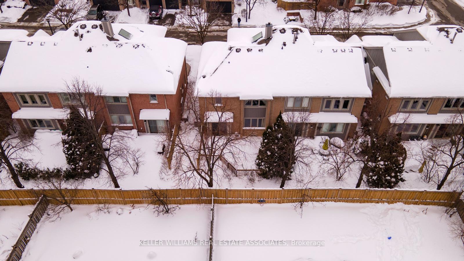 3 Bedrooms Condo at 5480 Glen Erin, Mississauga For sale