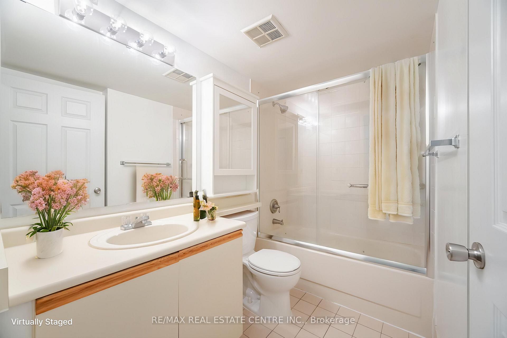 3 Bedrooms Condo at 335 Webb, Mississauga For sale