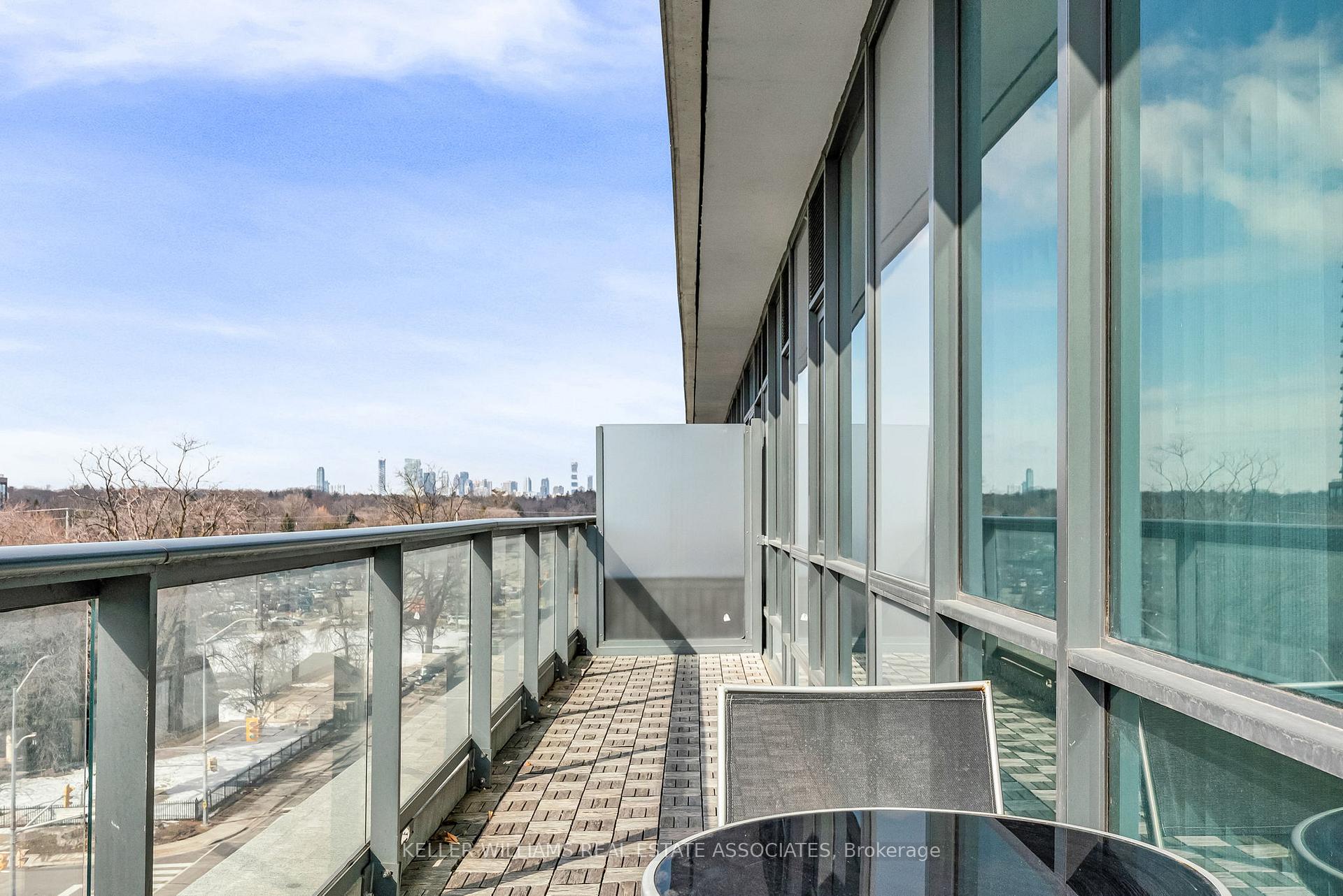 2 Bedrooms Condo at 1 Hurontario, Mississauga For sale