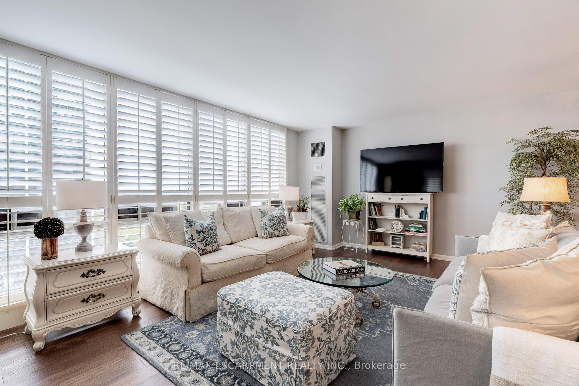 3 Bedrooms Condo at 2175 Marine, Oakville For sale