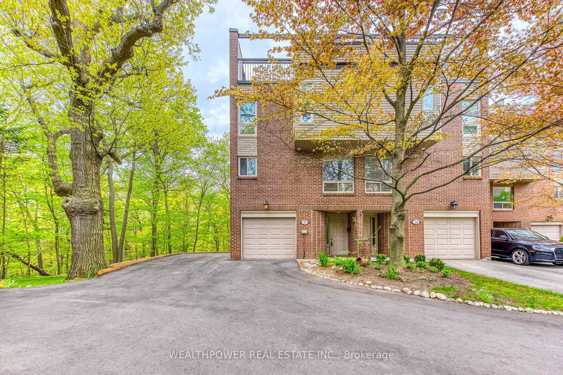 3 Bedrooms Condo at 1250 Marlborough, Oakville For sale
