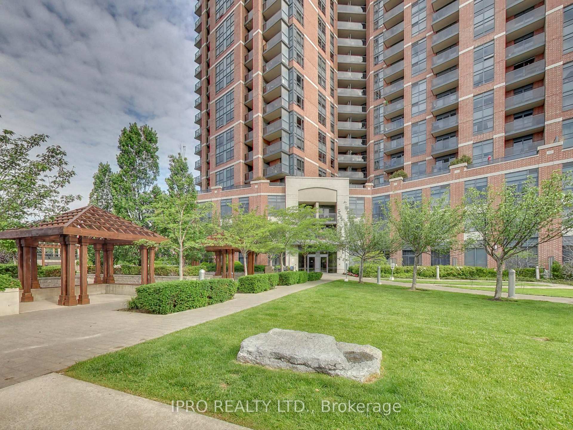 3 Bedrooms Condo at 60 Heintzman, Toronto For sale