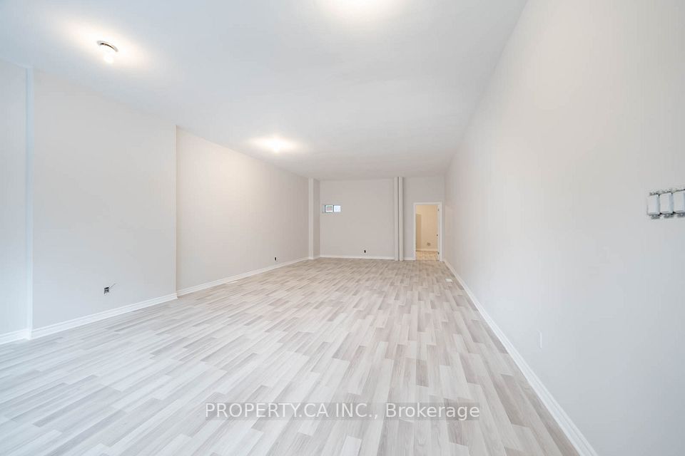 2813 Dundas