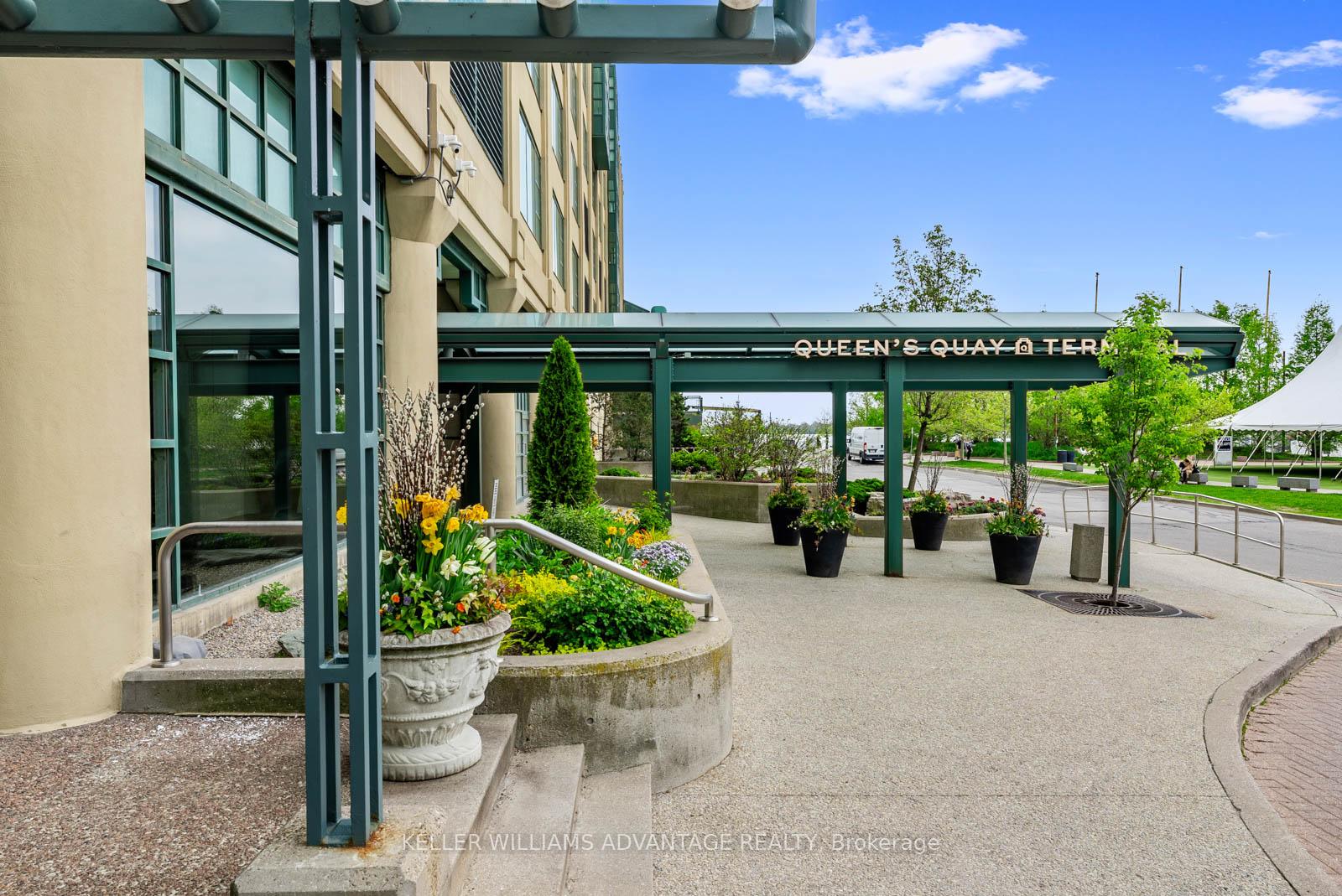 5 Bedrooms Condo at 211 Queens, Toronto For sale