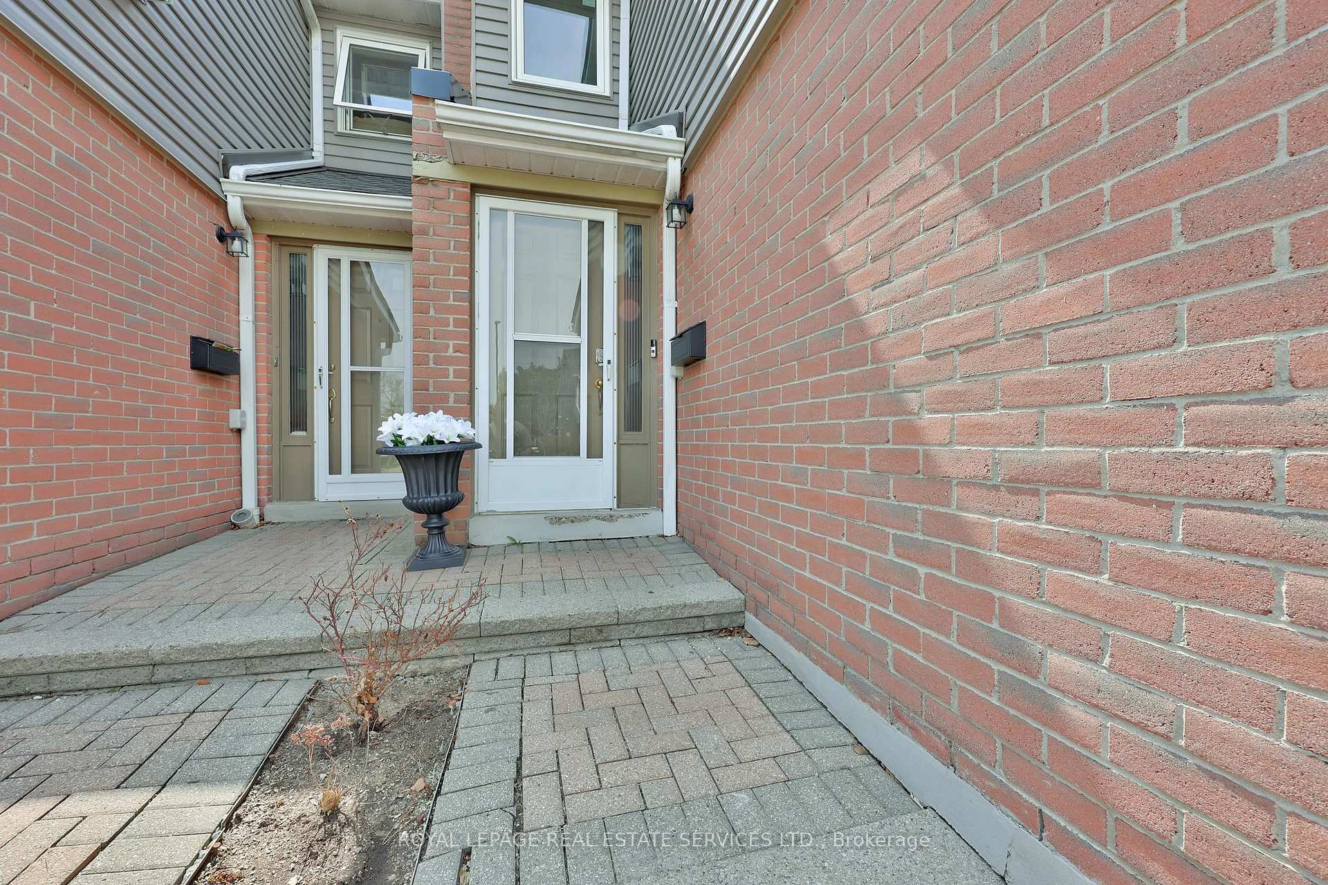 3 Bedrooms Condo at 3125 Fifth, Mississauga For sale