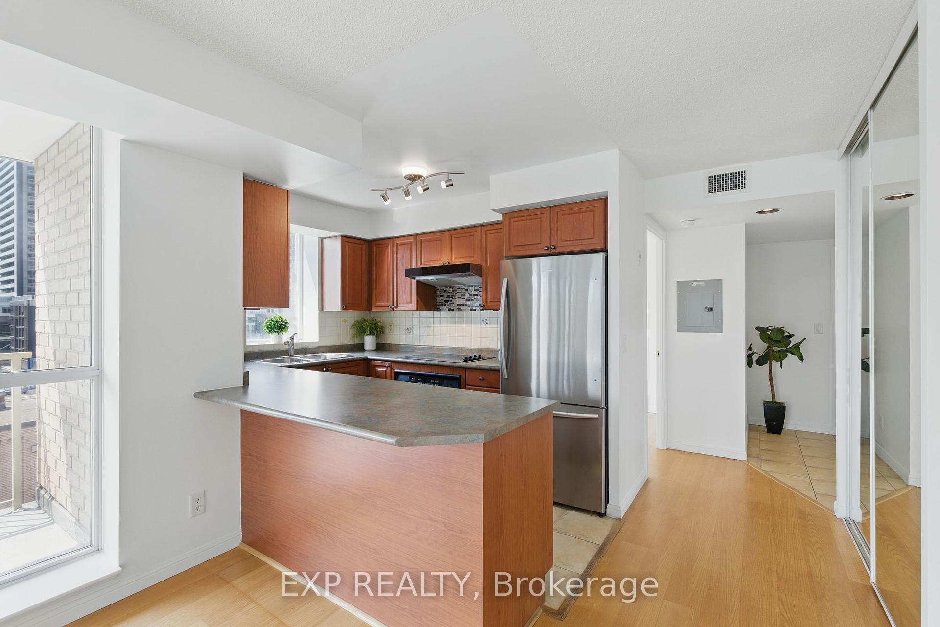 2 Bedrooms Condo at 18 Stafford, Toronto For sale