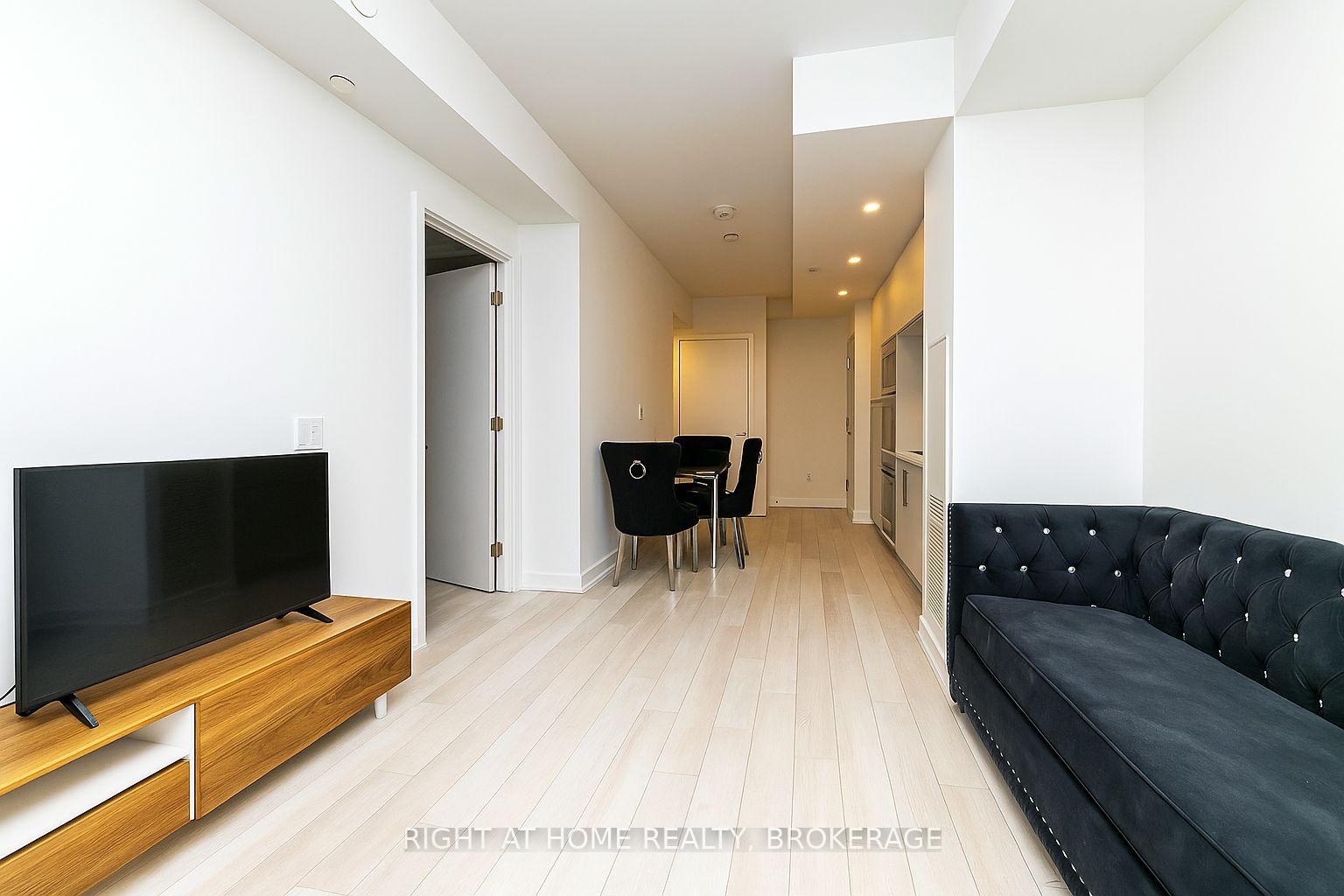 2 Bedrooms Condo at 39 Roehampton, Toronto For sale