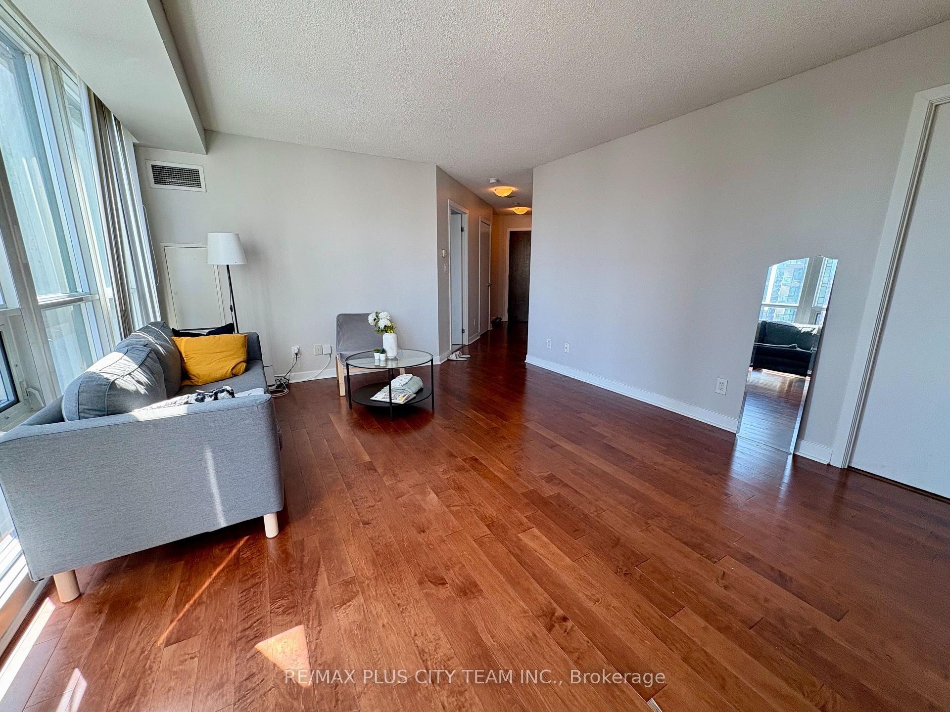 2 Bedrooms Condo at 18 Harbour,  Toronto For sale