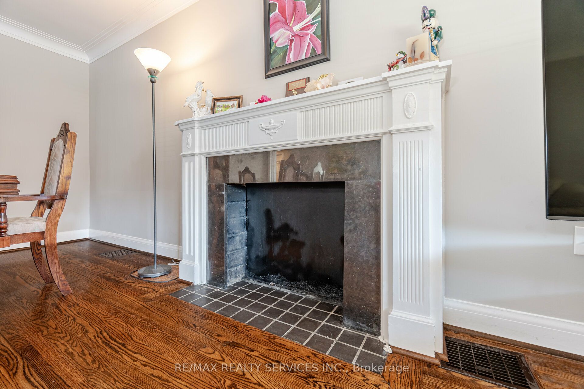 18 Wellington Street W