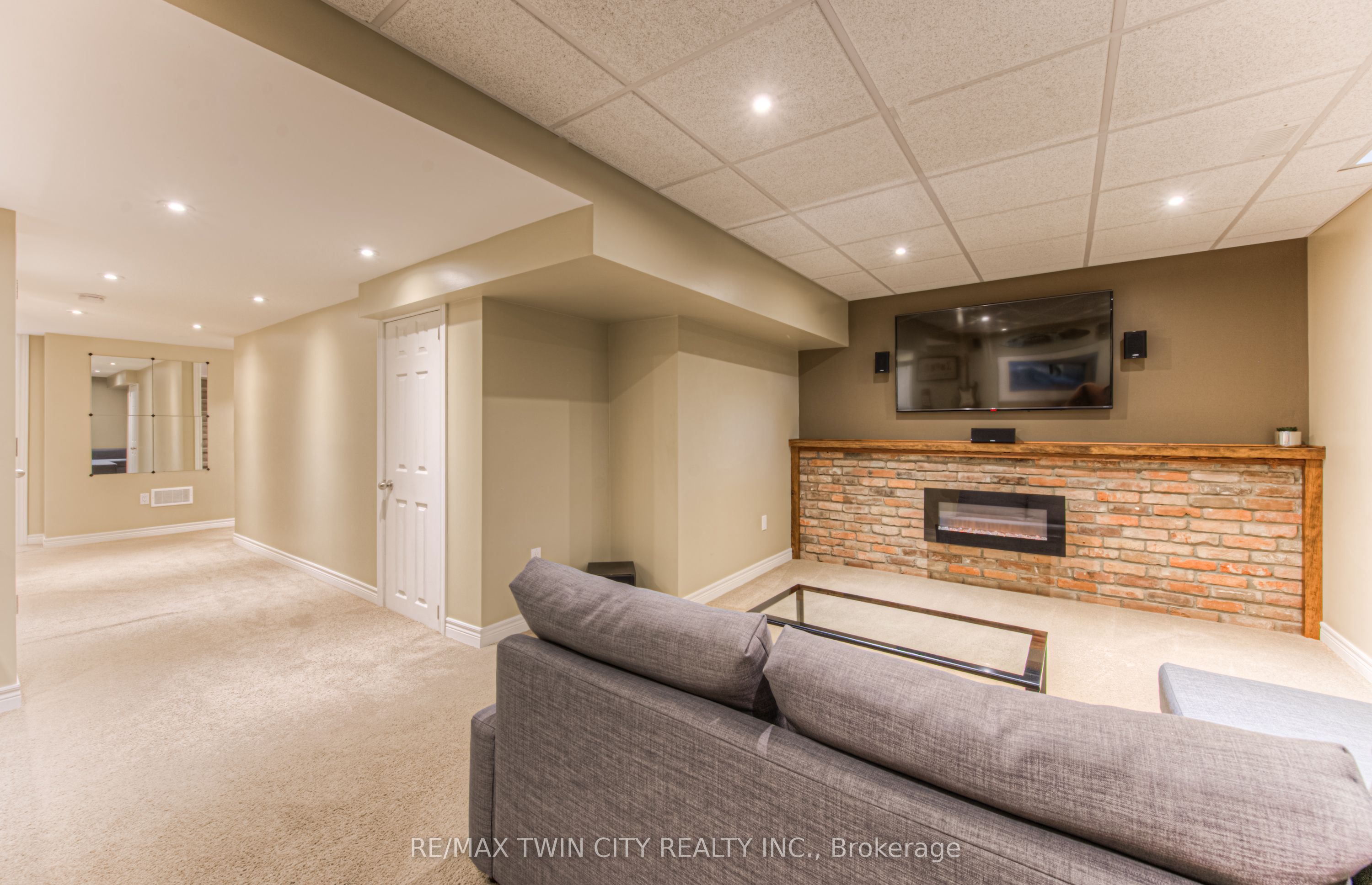 381 University Downs Crescent