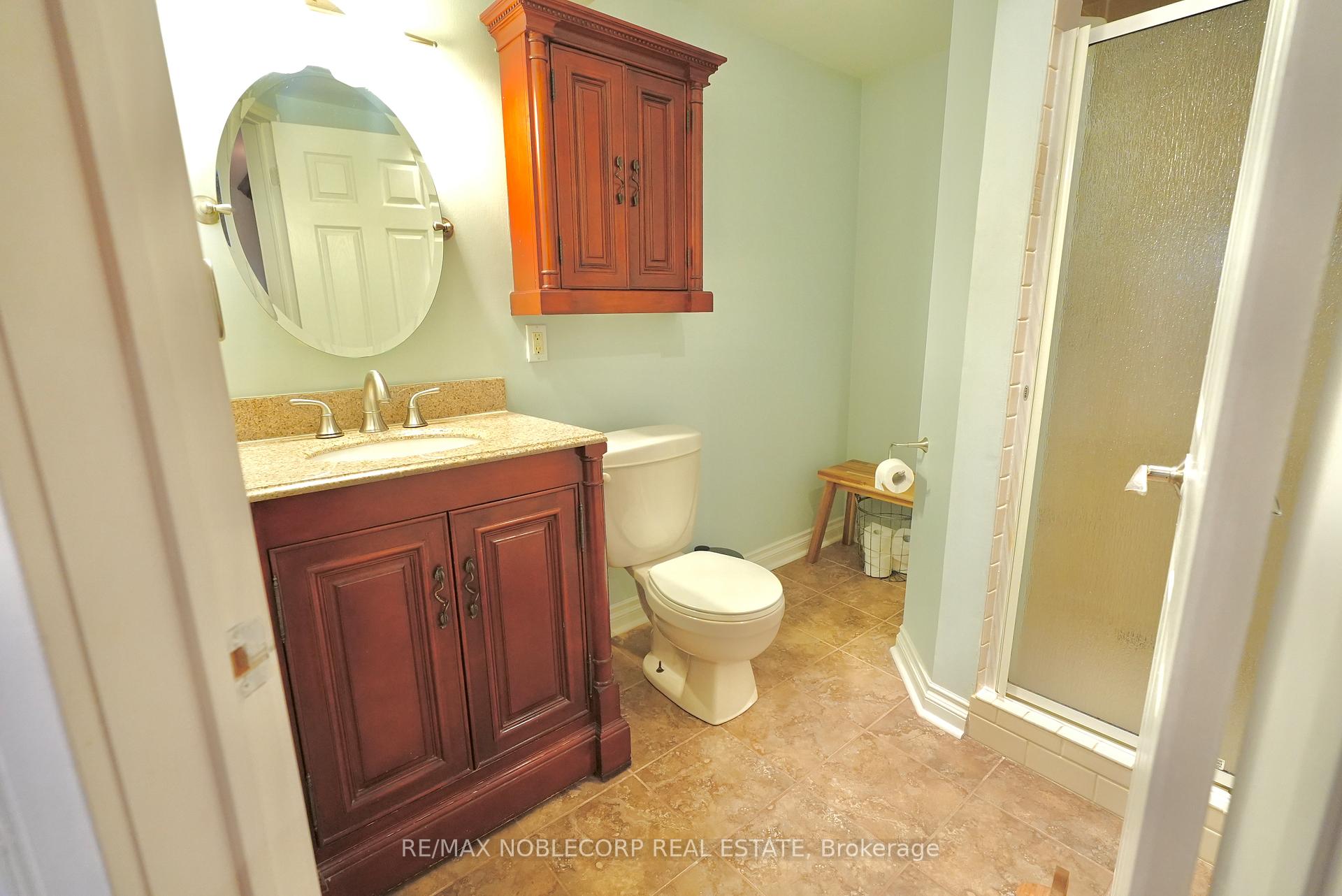 4 Bedrooms Condo at 17 Overlea, Toronto For sale