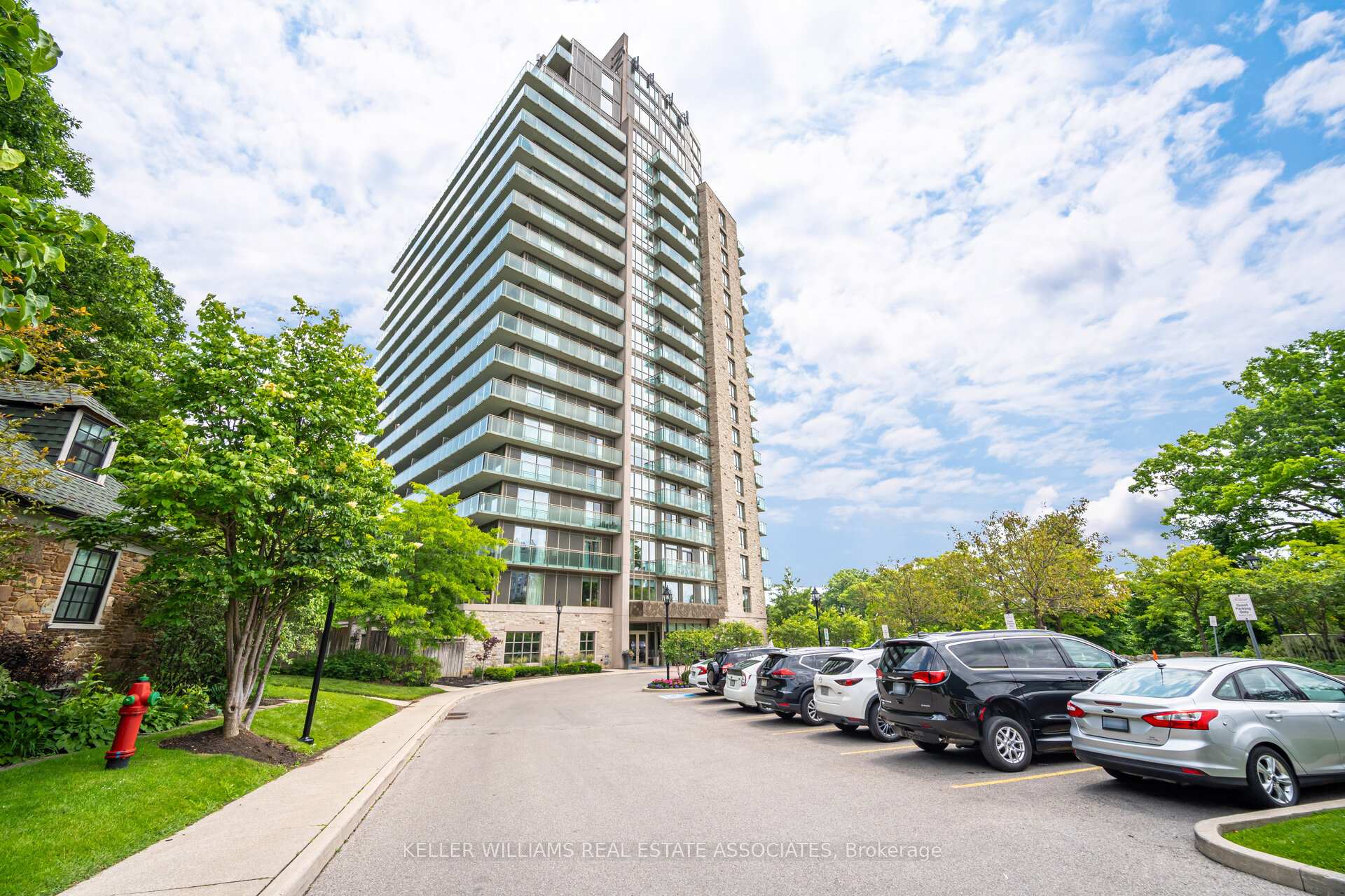 2 Bedrooms Condo at 1665 The Collegeway, Mississauga For sale
