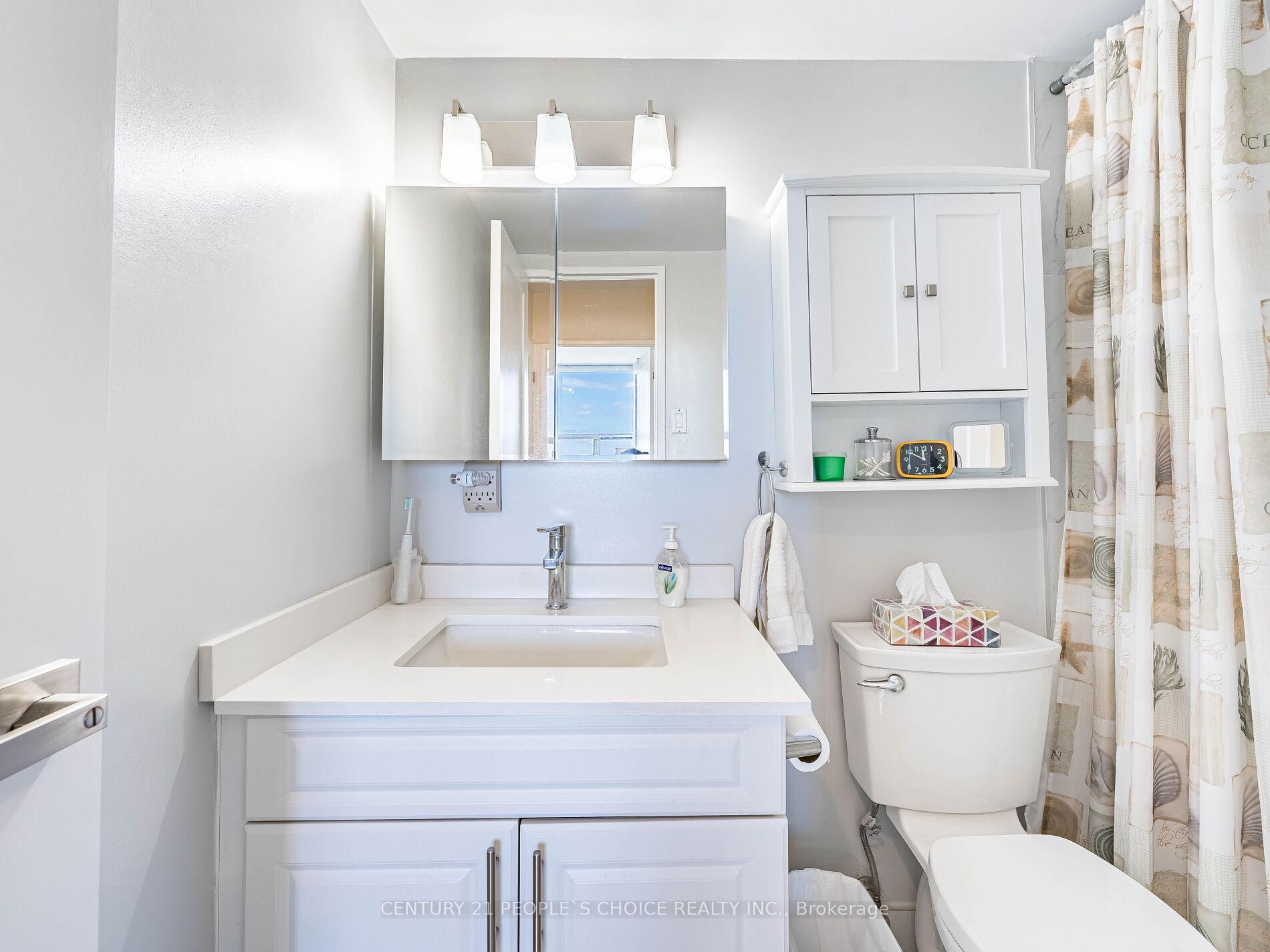 2 Bedrooms Condo at 451 The West Mall, Toronto For sale