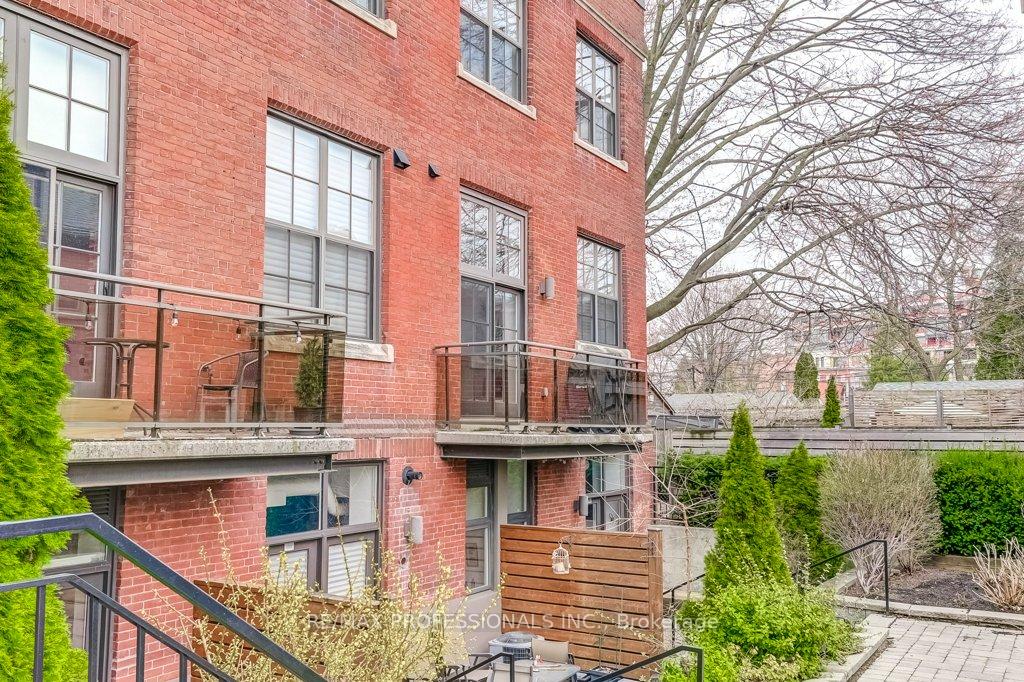 2 Bedrooms Condo at 152 Annette,  Toronto For sale