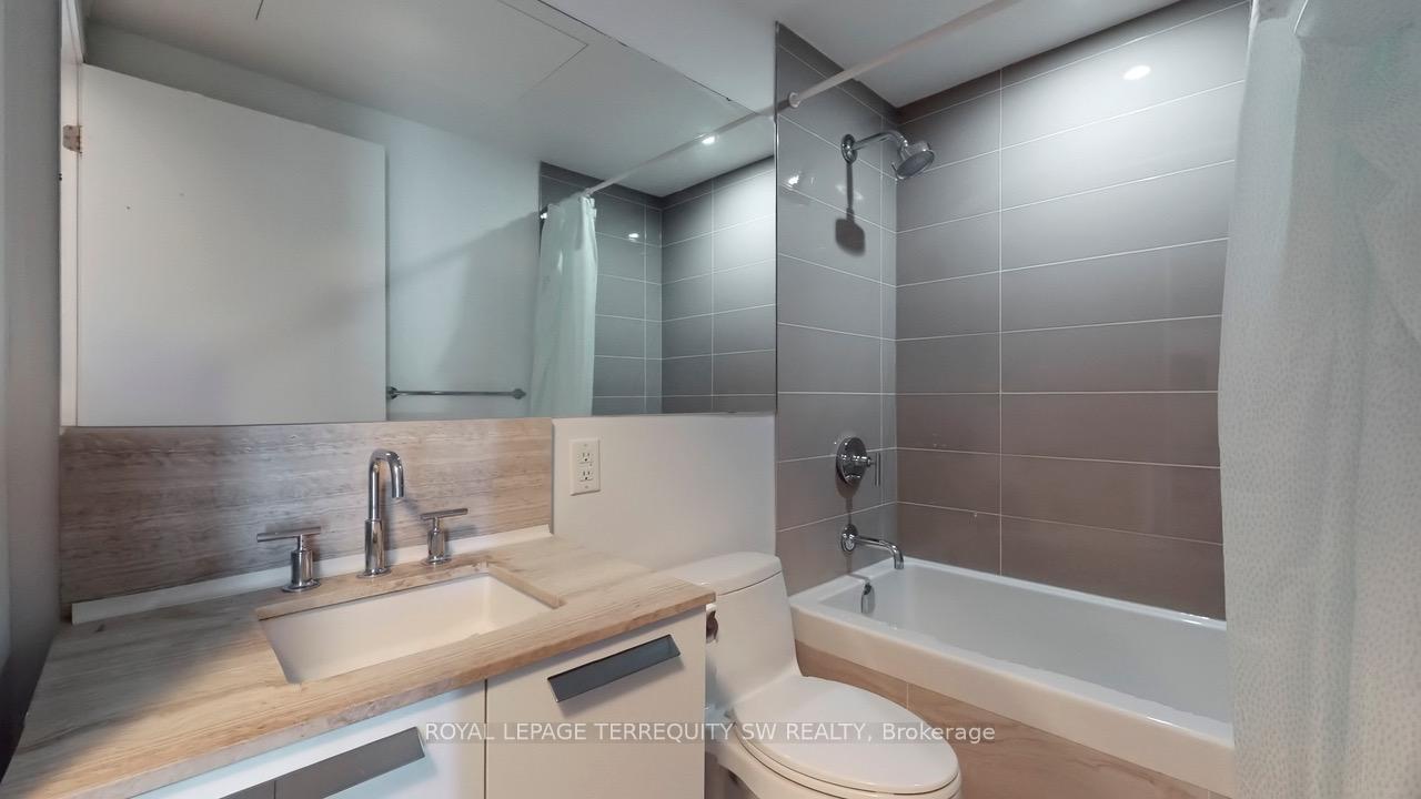 2 Bedrooms Condo at 50 Charles, Toronto For sale