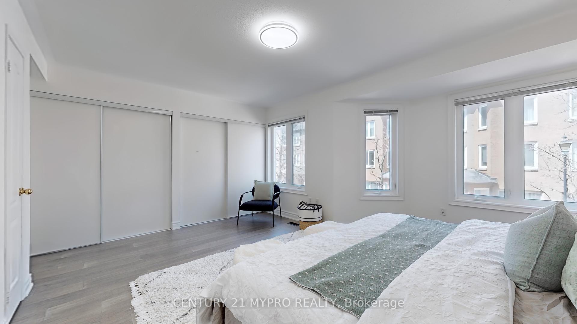 3 Bedrooms Condo at 735 New Westminster,  Vaughan For sale