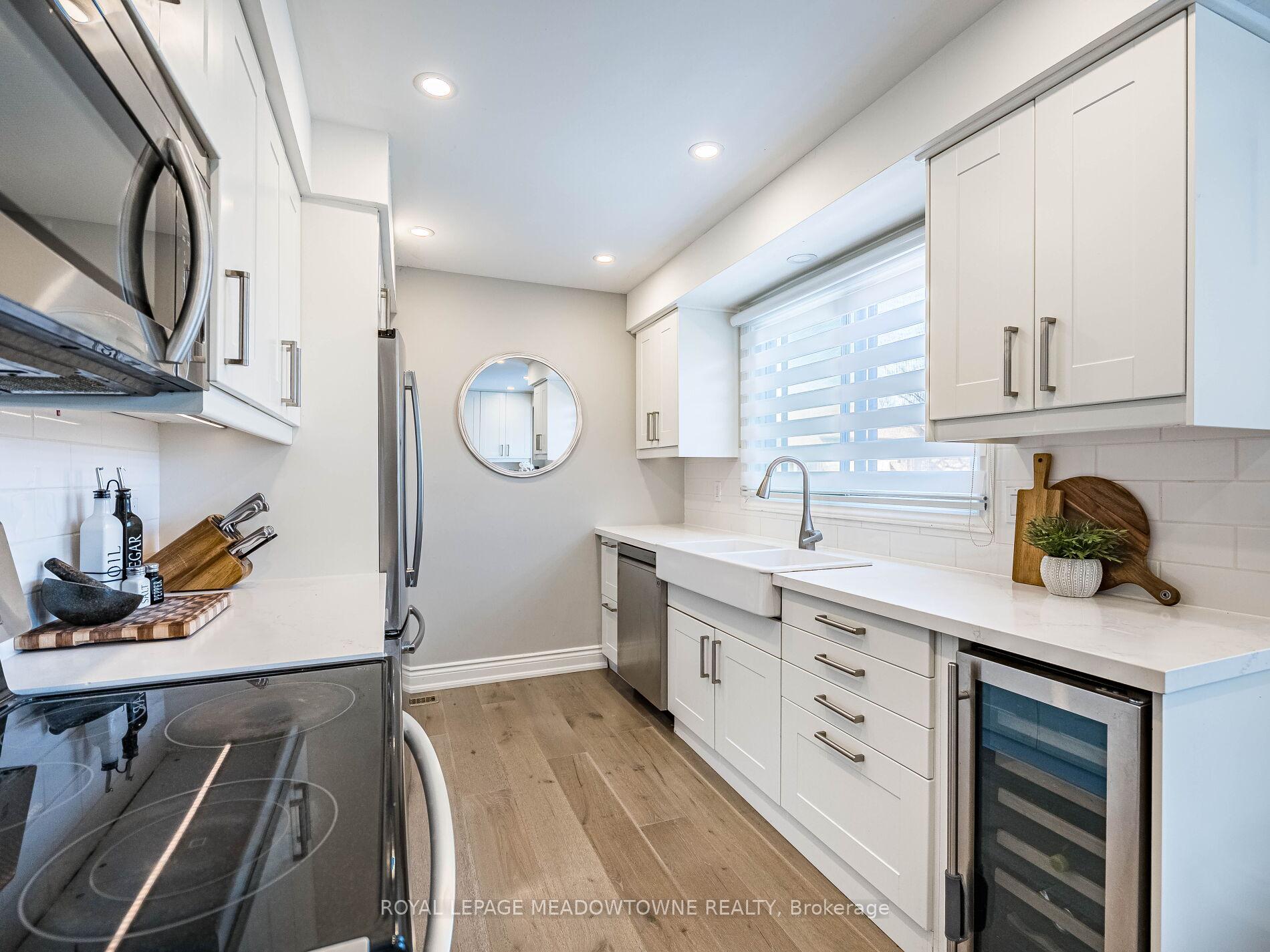 3 Bedrooms Condo at 6780 Formentera, Mississauga For sale