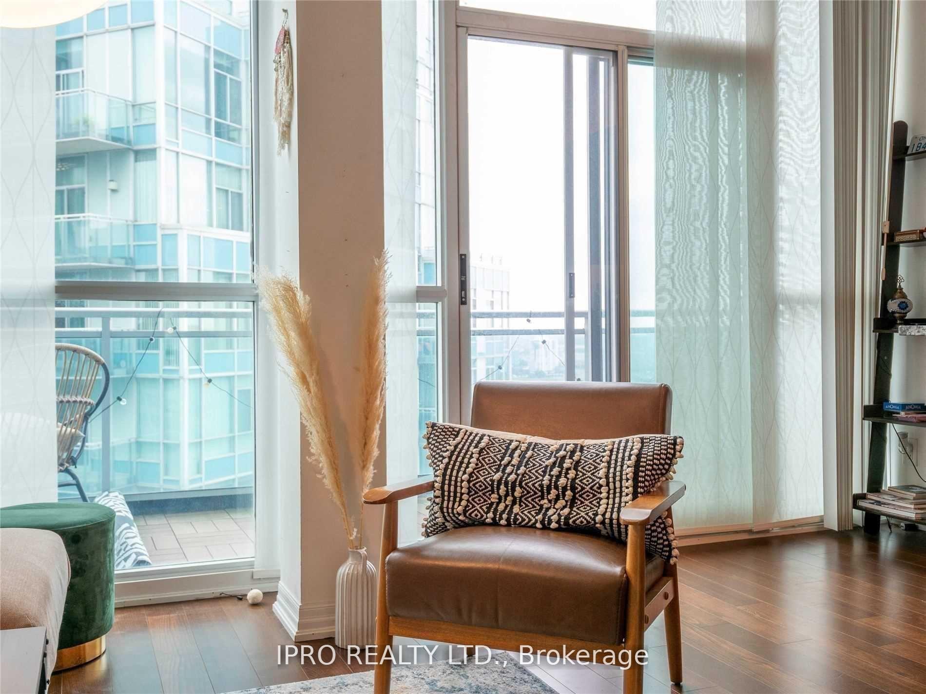 2 Bedrooms Condo at 223 Webb, Mississauga For sale