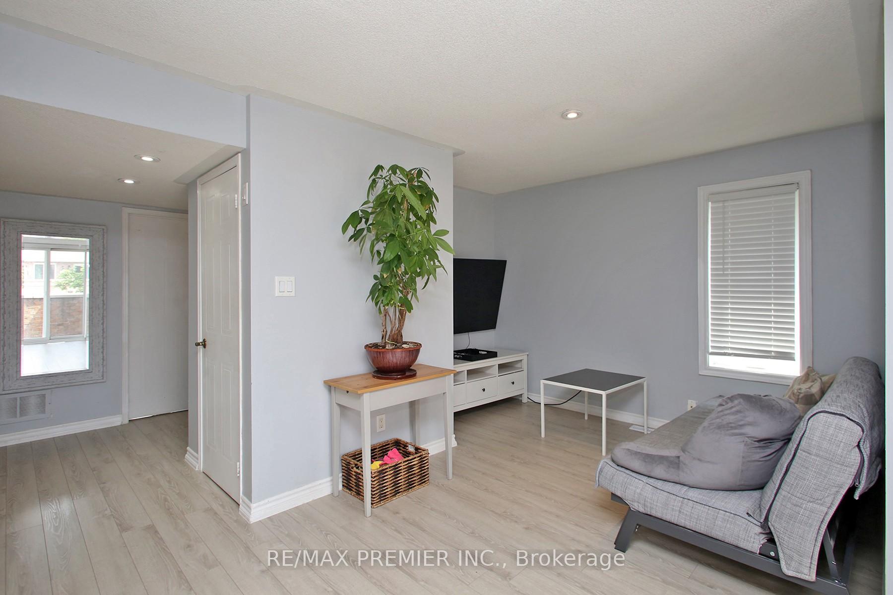 3 Bedrooms Condo at 45 Bristol, Mississauga For sale