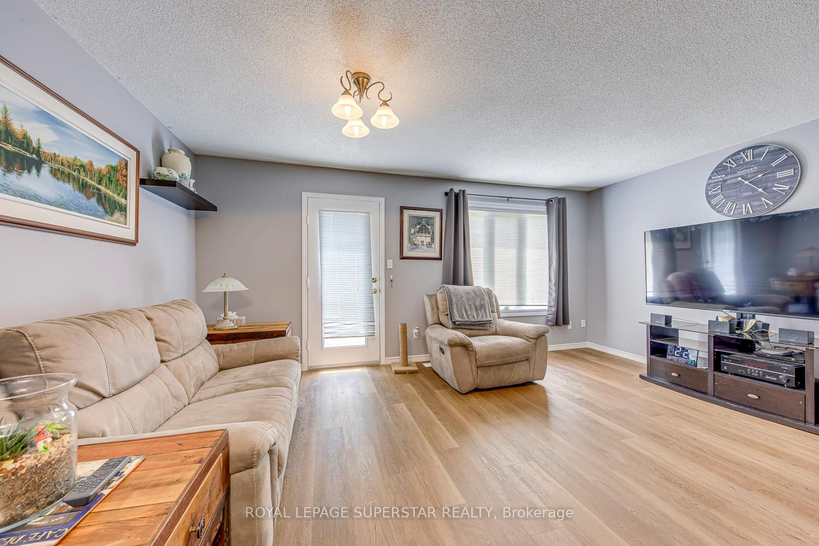 3 Bedrooms Condo at 1809 Upper Wentworth, Hamilton For sale