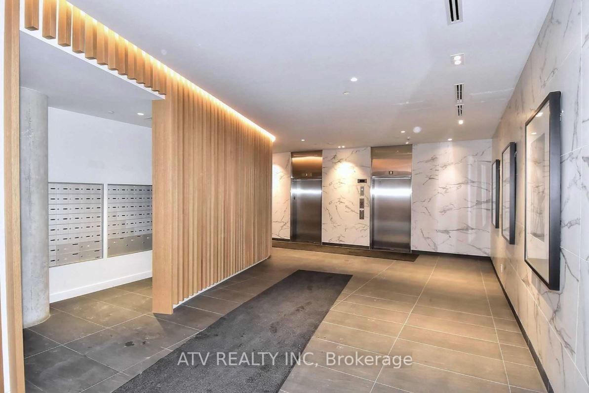 2 Bedrooms Condo at 160 Flemington, Toronto For sale