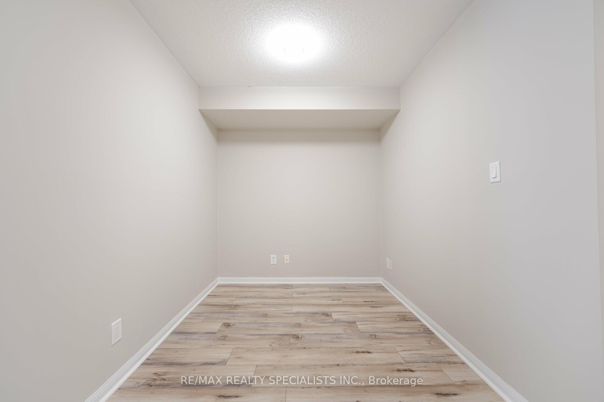 2 Bedrooms Condo at 3070 Rotary, Burlington For sale
