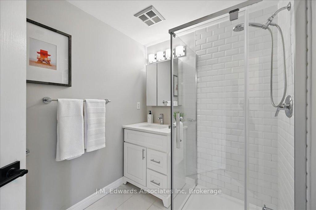 2 Bedrooms Condo at 4006 Kilmer, Burlington For sale