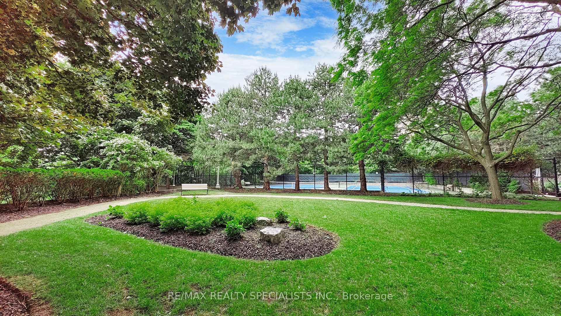 2 Bedrooms Condo at 45 Kingsbridge Garden, Mississauga For sale