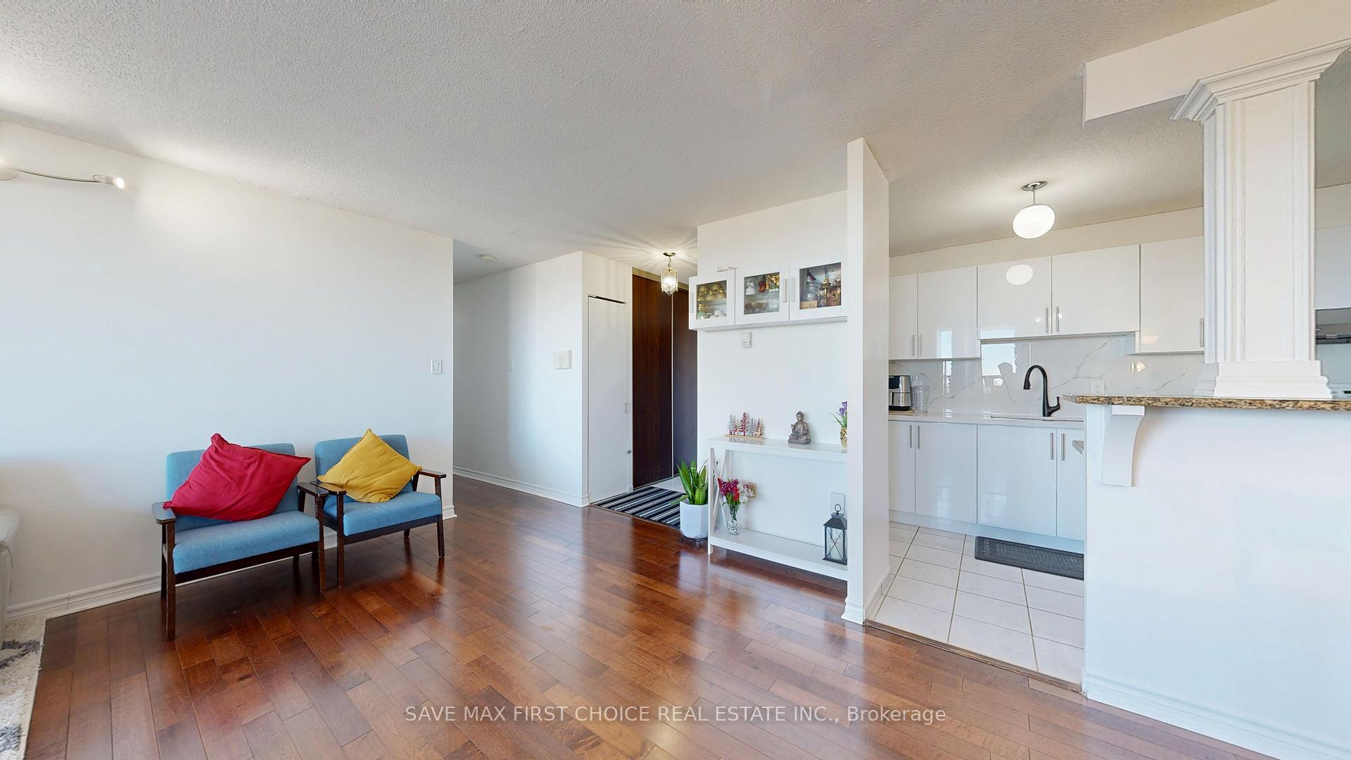 3 Bedrooms Condo at 15 Torrance, Toronto For sale