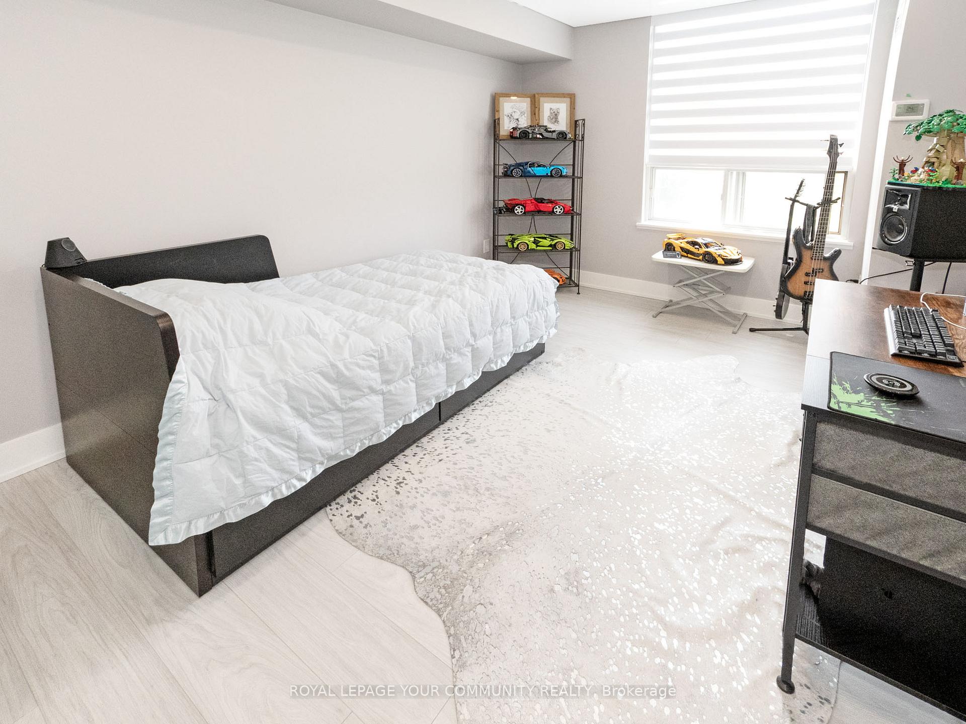 2 Bedrooms Condo at 11 Townsgate, Vaughan For sale