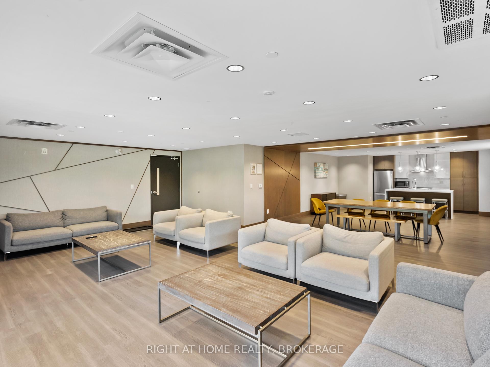 2 Bedrooms Condo at 16 Markle, Hamilton For sale
