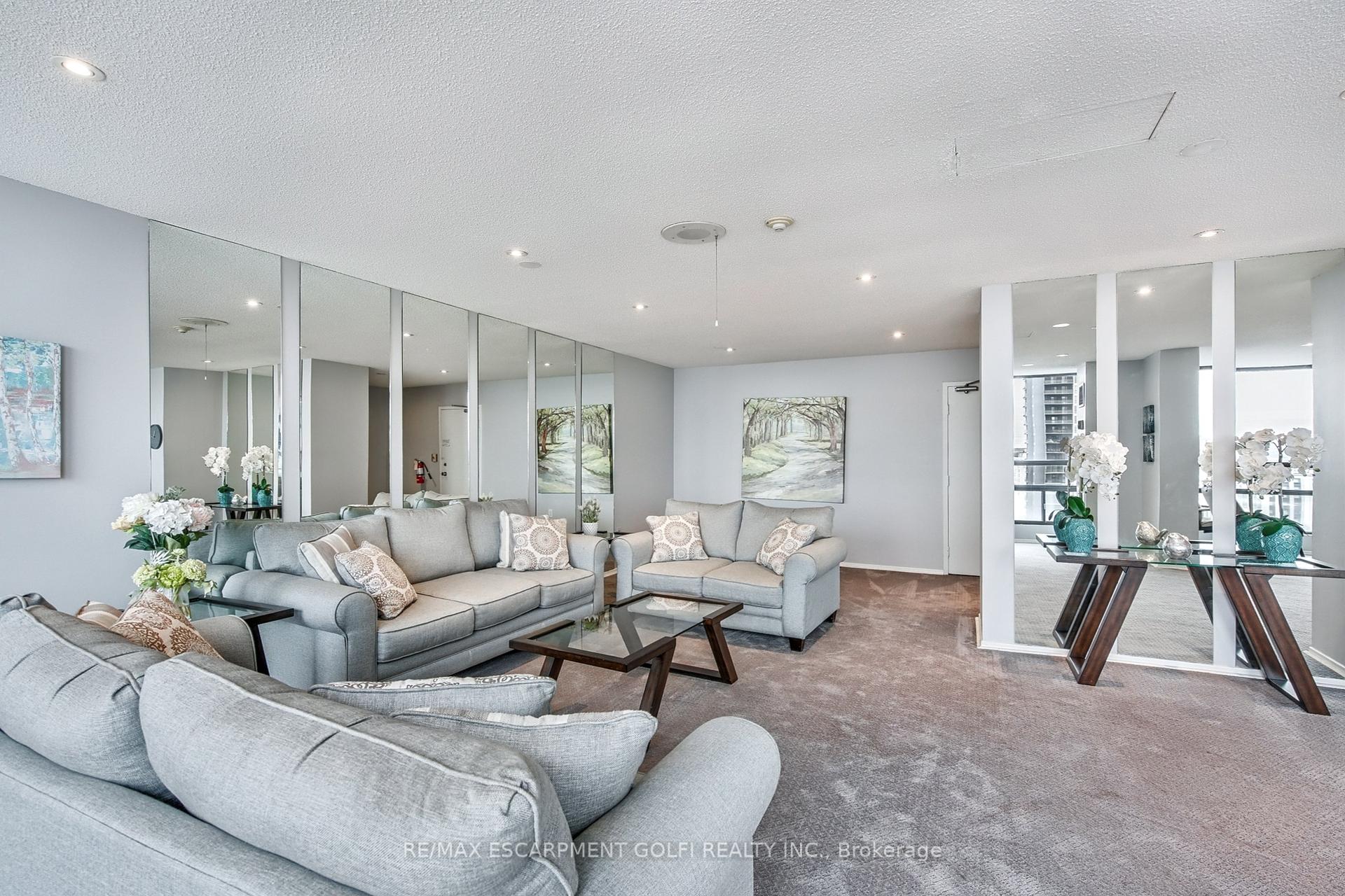 2 Bedrooms Condo at 222 Jackson,  Hamilton For sale