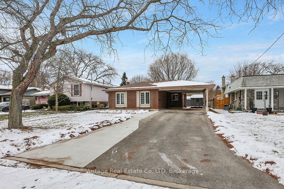 11 Trinidad Crescent, St. Catharines, ON L2N 3S6